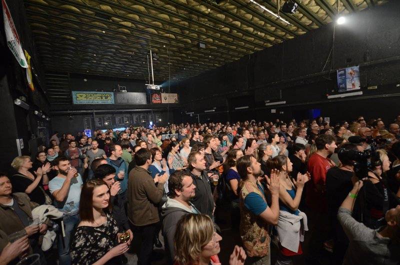 Čankišou křtili v Brně desku šamanovicí