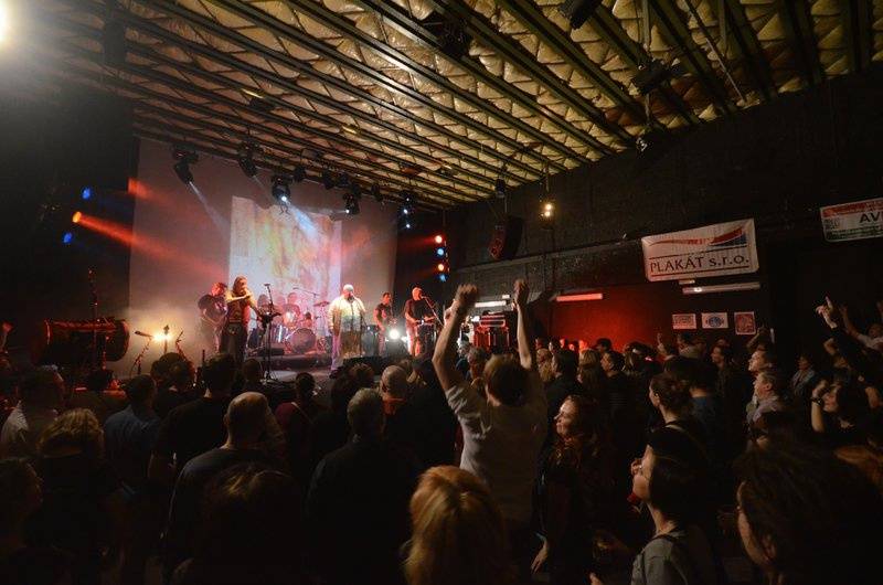 Čankišou křtili v Brně desku šamanovicí