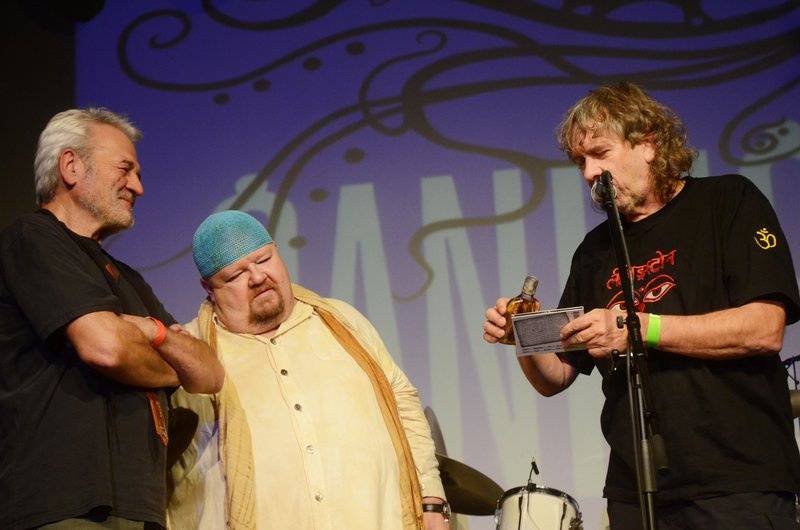 Čankišou křtili v Brně desku šamanovicí