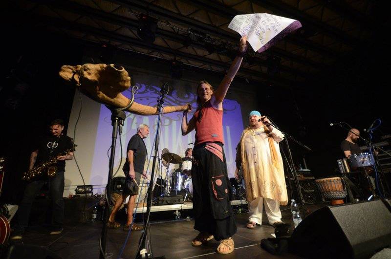 Čankišou křtili v Brně desku šamanovicí