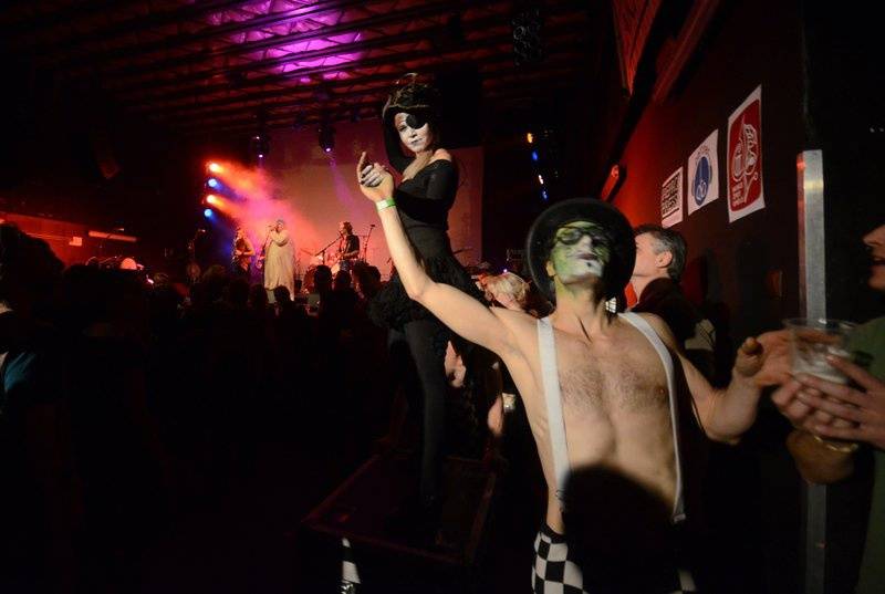 Čankišou křtili v Brně desku šamanovicí