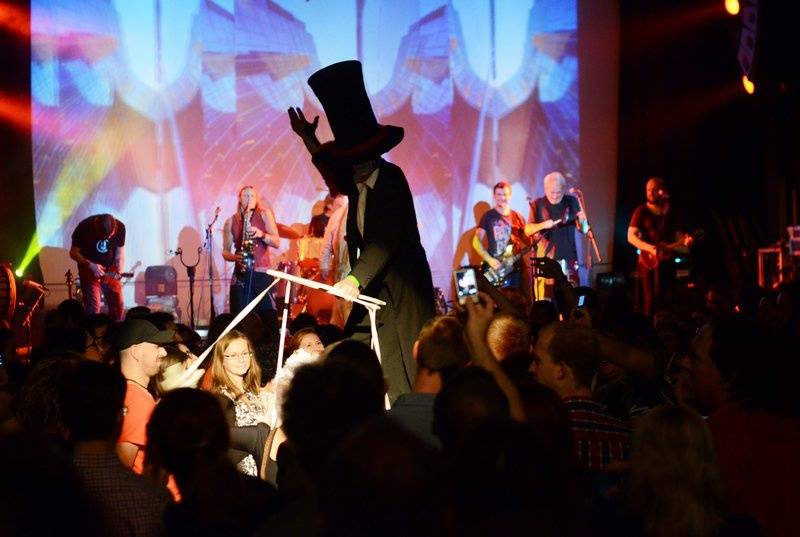 Čankišou křtili v Brně desku šamanovicí