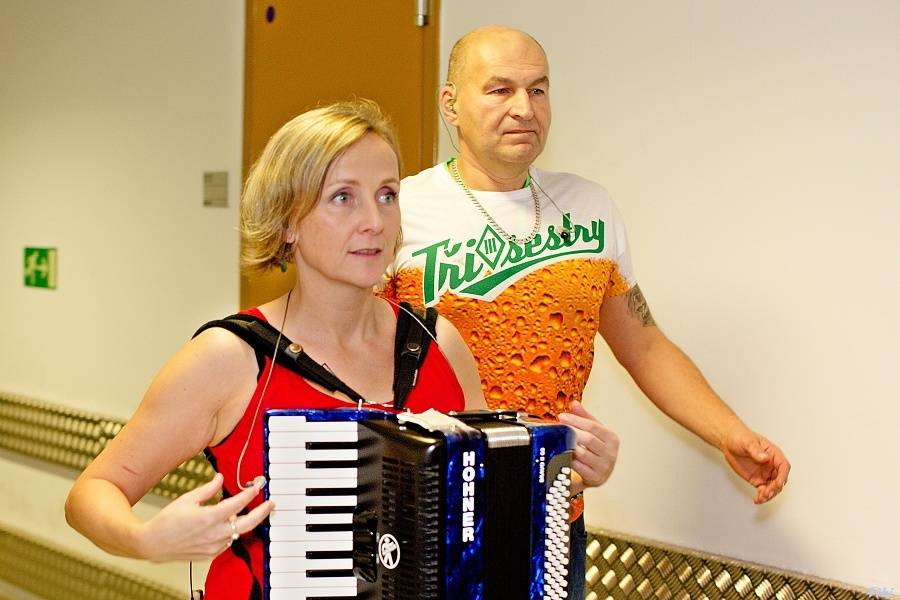 S kapelou Tři sestry na zkoušce, v zákulisí i na velkém koncertě v O2 areně