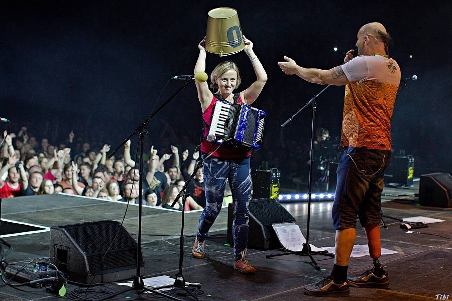 S kapelou Tři sestry na zkoušce, v zákulisí i na velkém koncertě v O2 areně