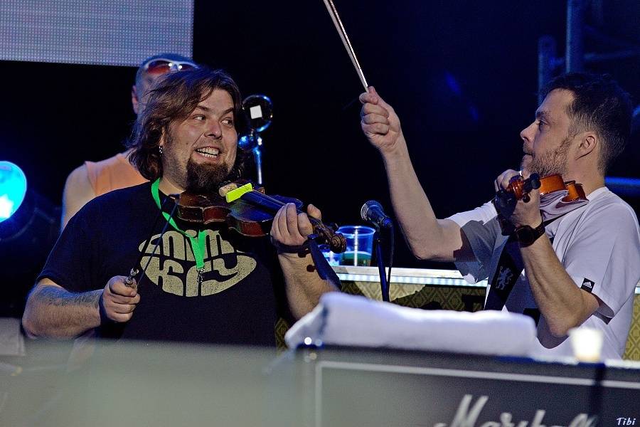 S kapelou Tři sestry na zkoušce, v zákulisí i na velkém koncertě v O2 areně