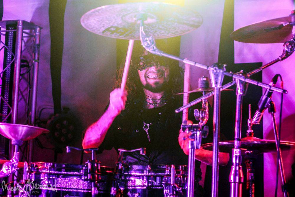 Dymytry mají za sebou 100 koncertů, rozdávali dárky a pozvali malého metalistu na pódium