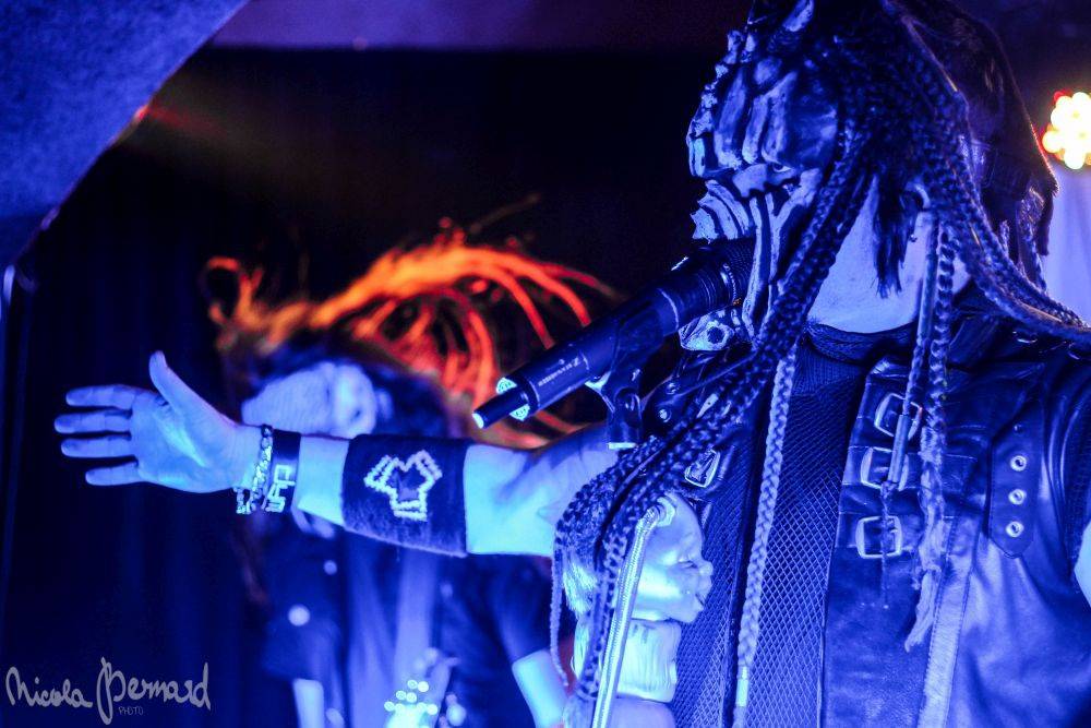 Dymytry mají za sebou 100 koncertů, rozdávali dárky a pozvali malého metalistu na pódium