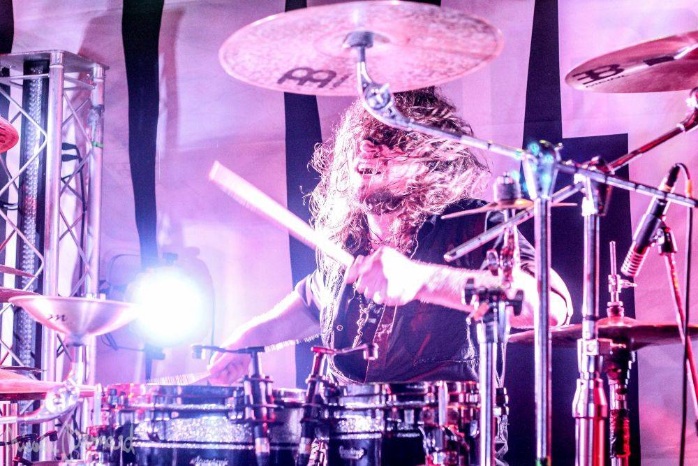 Dymytry mají za sebou 100 koncertů, rozdávali dárky a pozvali malého metalistu na pódium