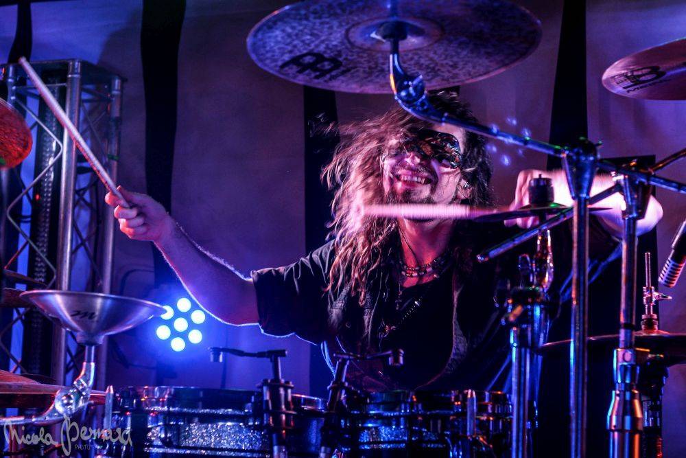 Dymytry mají za sebou 100 koncertů, rozdávali dárky a pozvali malého metalistu na pódium