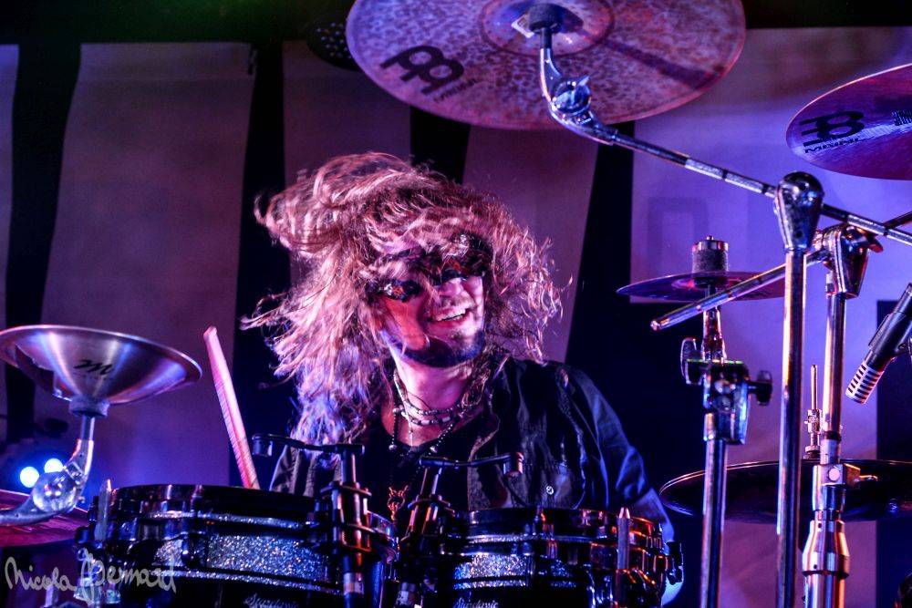 Dymytry mají za sebou 100 koncertů, rozdávali dárky a pozvali malého metalistu na pódium