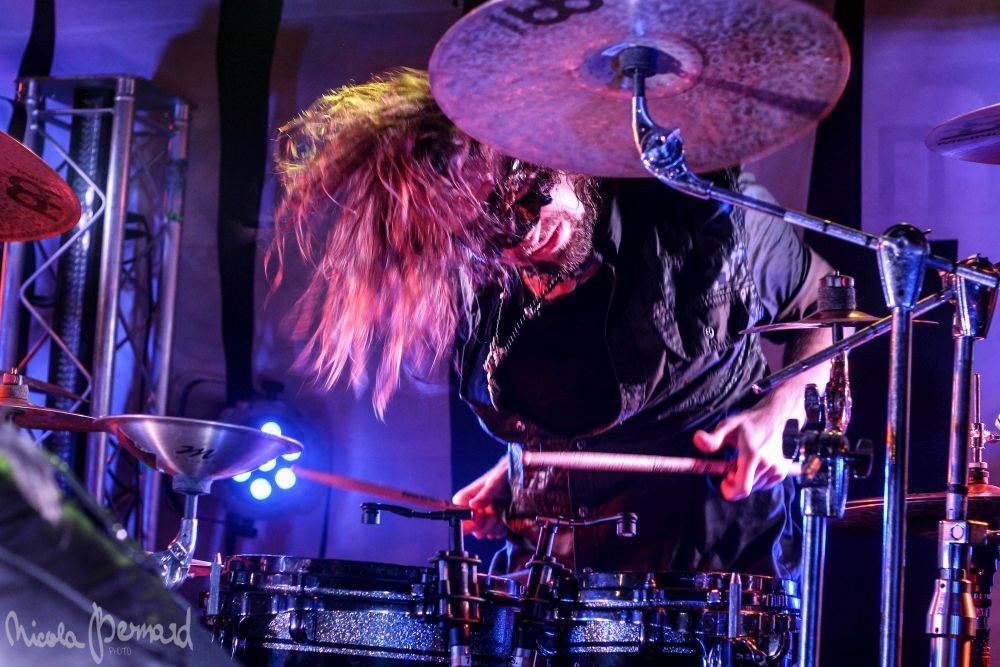 Dymytry mají za sebou 100 koncertů, rozdávali dárky a pozvali malého metalistu na pódium