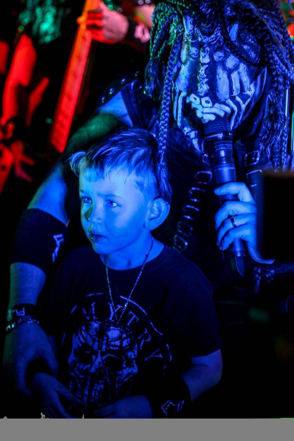 Dymytry mají za sebou 100 koncertů, rozdávali dárky a pozvali malého metalistu na pódium