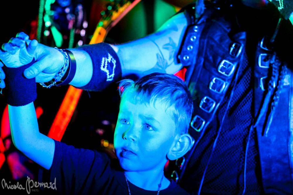 Dymytry mají za sebou 100 koncertů, rozdávali dárky a pozvali malého metalistu na pódium