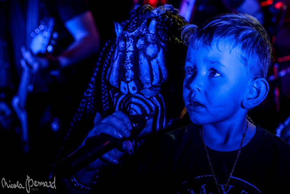 Dymytry mají za sebou 100 koncertů, rozdávali dárky a pozvali malého metalistu na pódium