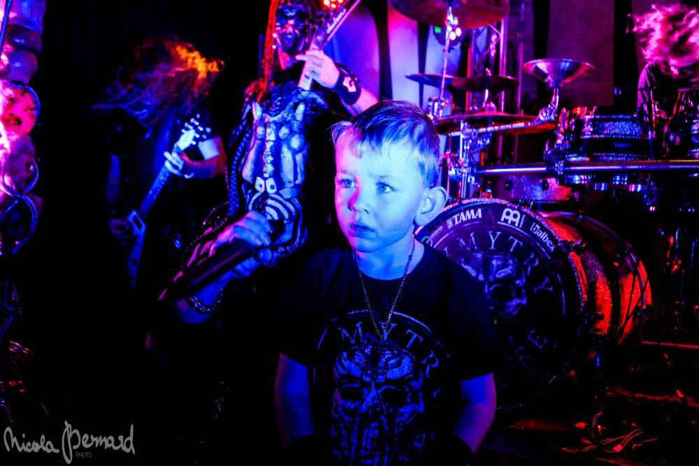 Dymytry mají za sebou 100 koncertů, rozdávali dárky a pozvali malého metalistu na pódium