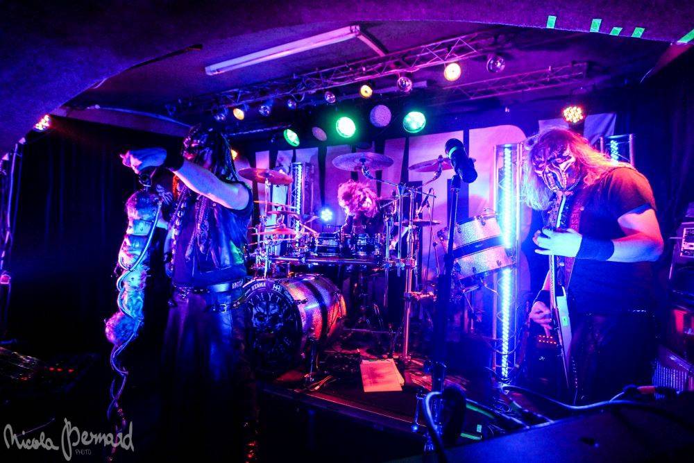 Dymytry mají za sebou 100 koncertů, rozdávali dárky a pozvali malého metalistu na pódium