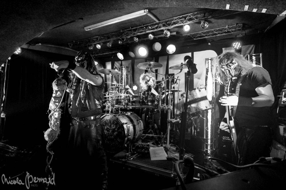 Dymytry mají za sebou 100 koncertů, rozdávali dárky a pozvali malého metalistu na pódium