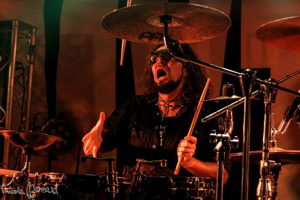 Dymytry mají za sebou 100 koncertů, rozdávali dárky a pozvali malého metalistu na pódium