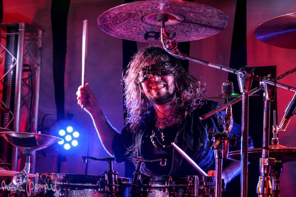 Dymytry mají za sebou 100 koncertů, rozdávali dárky a pozvali malého metalistu na pódium