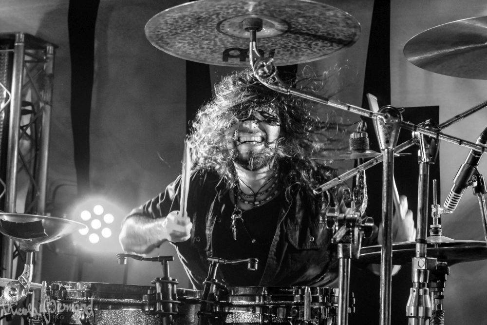 Dymytry mají za sebou 100 koncertů, rozdávali dárky a pozvali malého metalistu na pódium