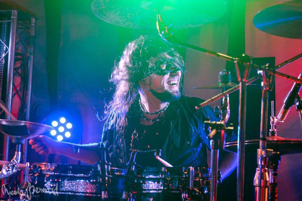 Dymytry mají za sebou 100 koncertů, rozdávali dárky a pozvali malého metalistu na pódium