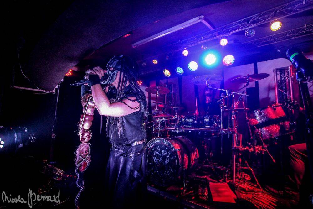 Dymytry mají za sebou 100 koncertů, rozdávali dárky a pozvali malého metalistu na pódium