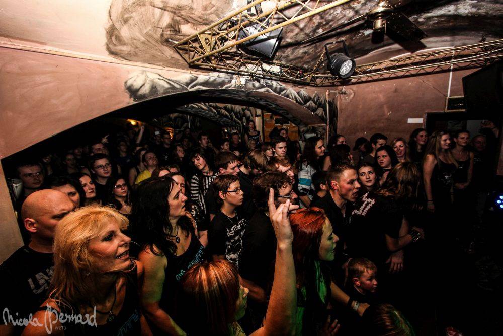 Dymytry mají za sebou 100 koncertů, rozdávali dárky a pozvali malého metalistu na pódium