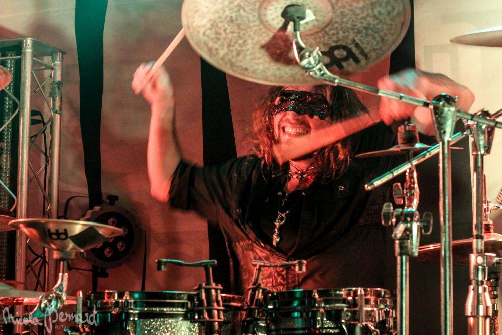 Dymytry mají za sebou 100 koncertů, rozdávali dárky a pozvali malého metalistu na pódium