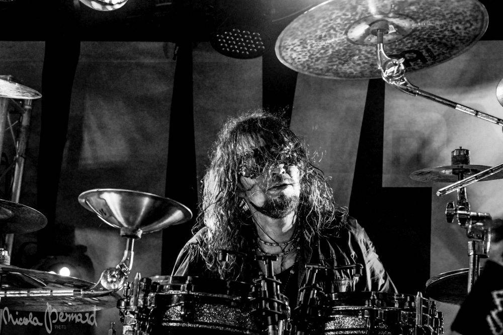 Dymytry mají za sebou 100 koncertů, rozdávali dárky a pozvali malého metalistu na pódium