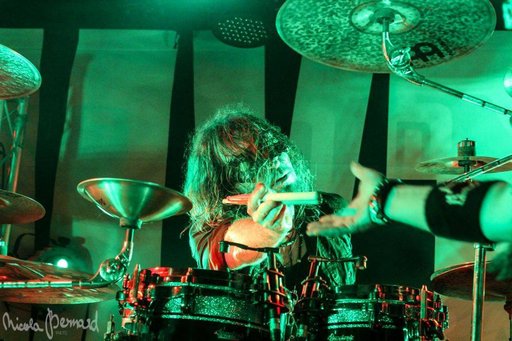 Dymytry mají za sebou 100 koncertů, rozdávali dárky a pozvali malého metalistu na pódium