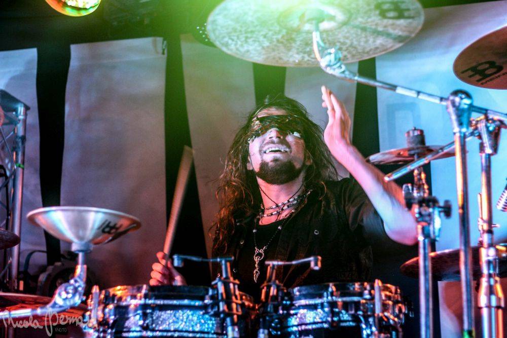 Dymytry mají za sebou 100 koncertů, rozdávali dárky a pozvali malého metalistu na pódium