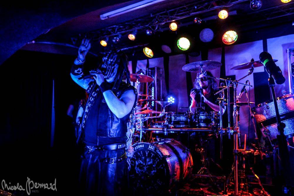 Dymytry mají za sebou 100 koncertů, rozdávali dárky a pozvali malého metalistu na pódium