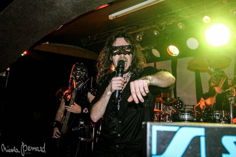 Dymytry mají za sebou 100 koncertů, rozdávali dárky a pozvali malého metalistu na pódium