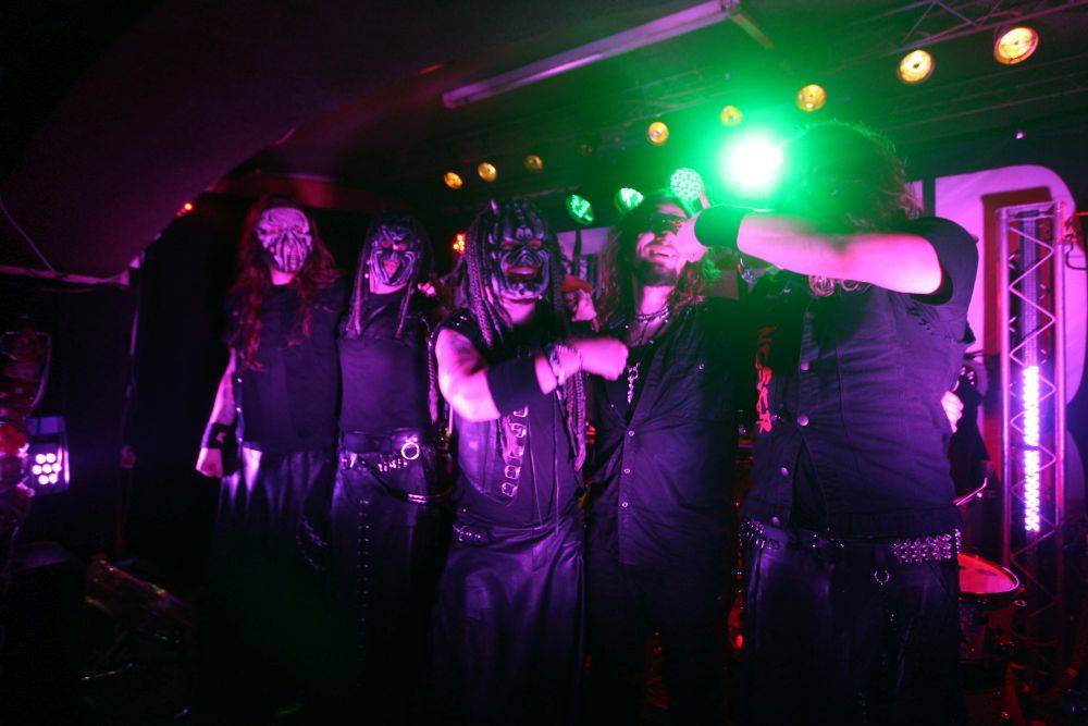 Dymytry mají za sebou 100 koncertů, rozdávali dárky a pozvali malého metalistu na pódium