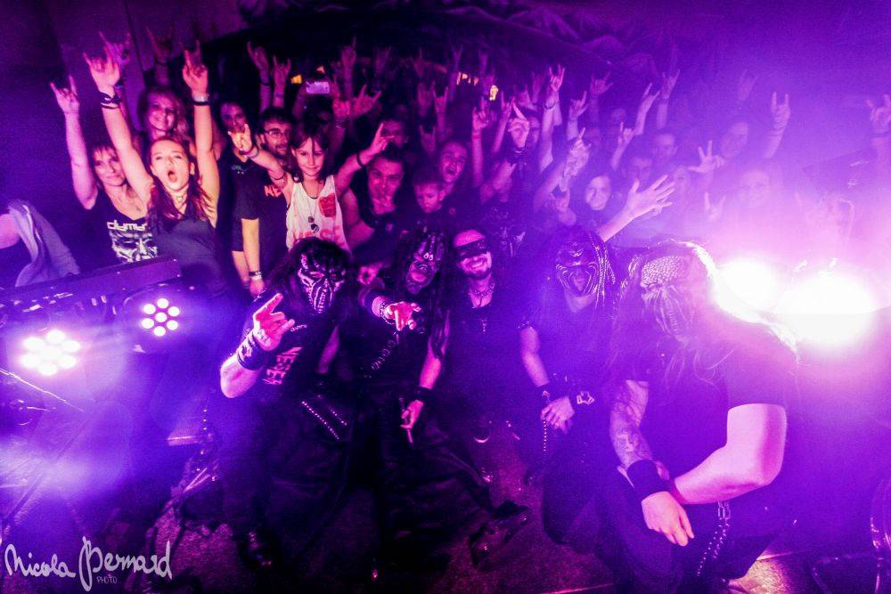 Dymytry mají za sebou 100 koncertů, rozdávali dárky a pozvali malého metalistu na pódium