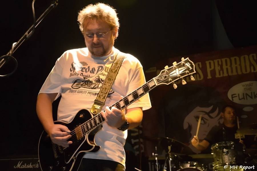 Amores Perros slavili 10 let! Od fanoušků dostali i dort