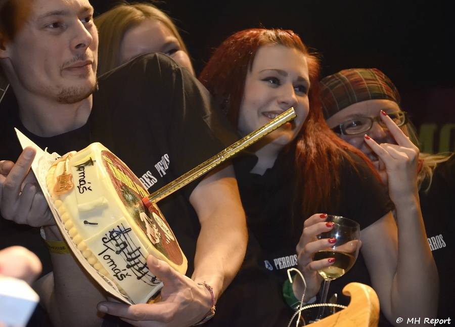 Amores Perros slavili 10 let! Od fanoušků dostali i dort