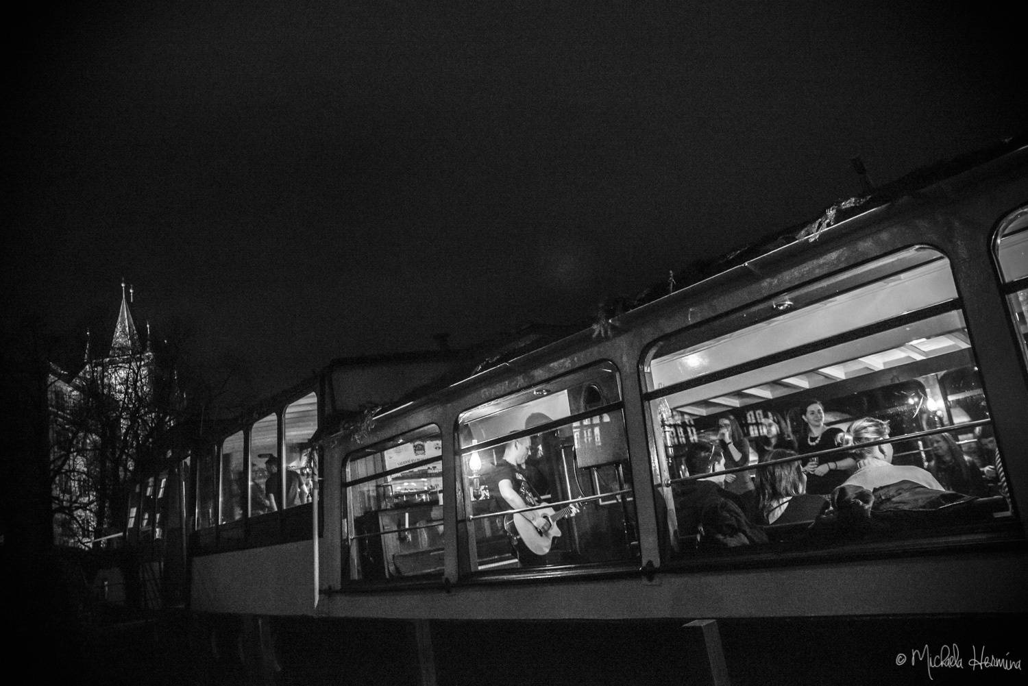 Circus Ponorka vzal svoje mašinky na loď 