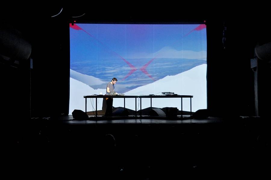 Scéna na jeviště, hlediště místo parketu - Arovane a Hior Chronik hráli v Praze