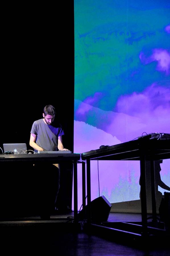 Scéna na jeviště, hlediště místo parketu - Arovane a Hior Chronik hráli v Praze