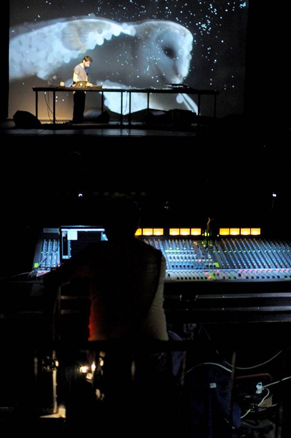 Scéna na jeviště, hlediště místo parketu - Arovane a Hior Chronik hráli v Praze