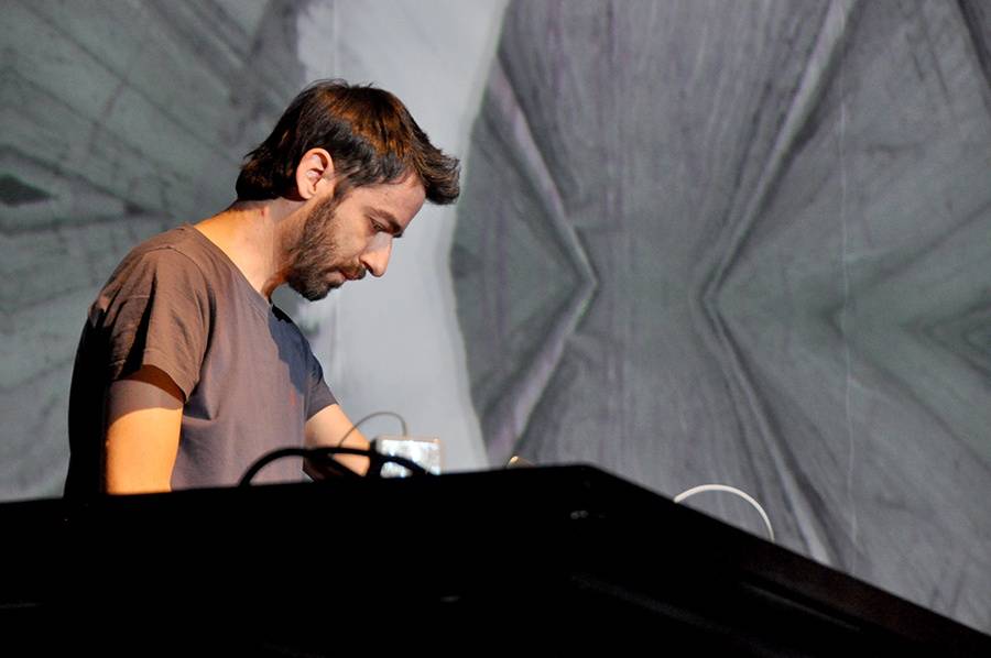 Scéna na jeviště, hlediště místo parketu - Arovane a Hior Chronik hráli v Praze