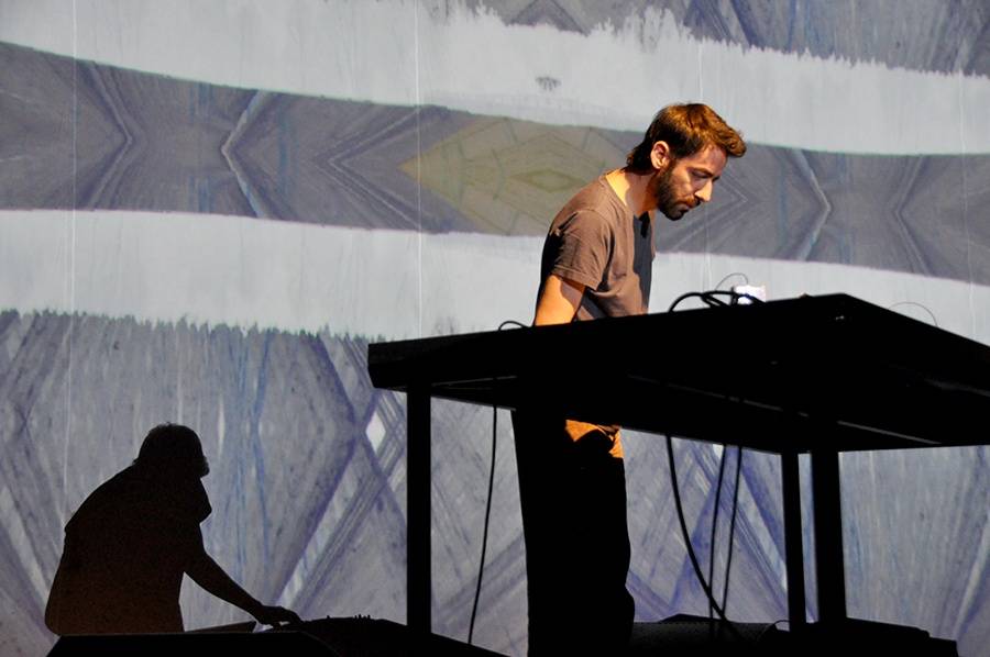 Scéna na jeviště, hlediště místo parketu - Arovane a Hior Chronik hráli v Praze