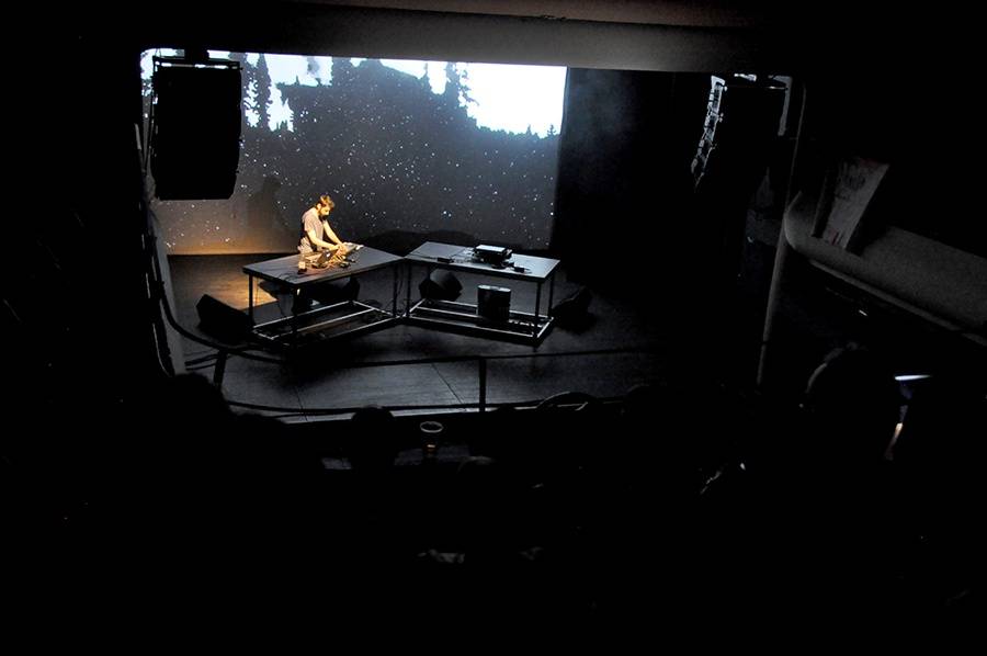 Scéna na jeviště, hlediště místo parketu - Arovane a Hior Chronik hráli v Praze