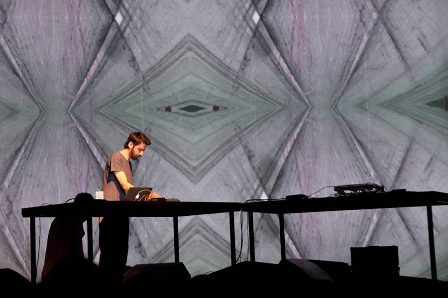 Scéna na jeviště, hlediště místo parketu - Arovane a Hior Chronik hráli v Praze