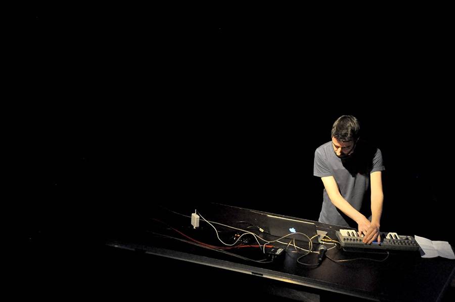 Scéna na jeviště, hlediště místo parketu - Arovane a Hior Chronik hráli v Praze