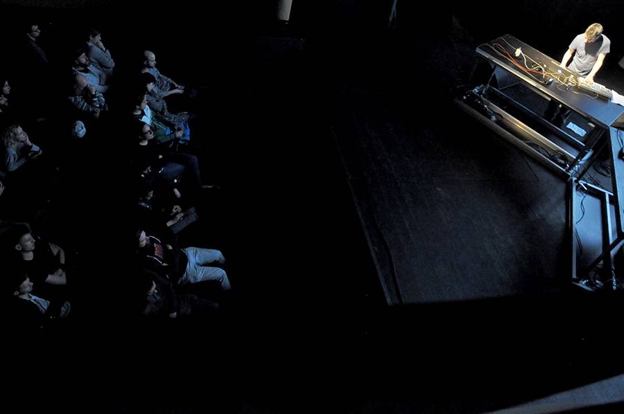 Scéna na jeviště, hlediště místo parketu - Arovane a Hior Chronik hráli v Praze