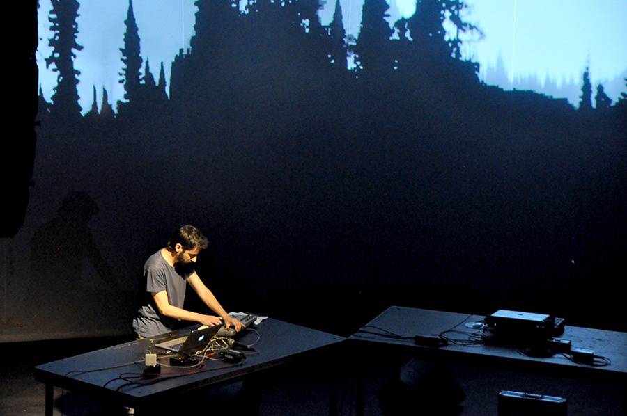 Scéna na jeviště, hlediště místo parketu - Arovane a Hior Chronik hráli v Praze