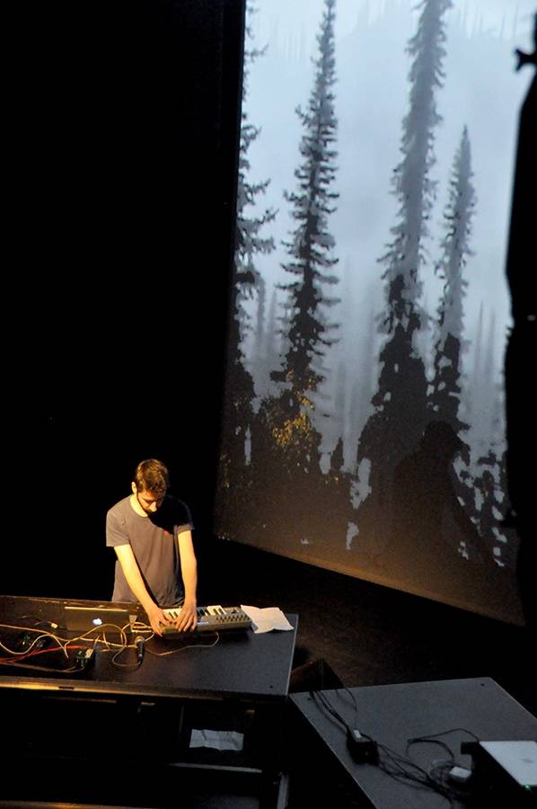 Scéna na jeviště, hlediště místo parketu - Arovane a Hior Chronik hráli v Praze