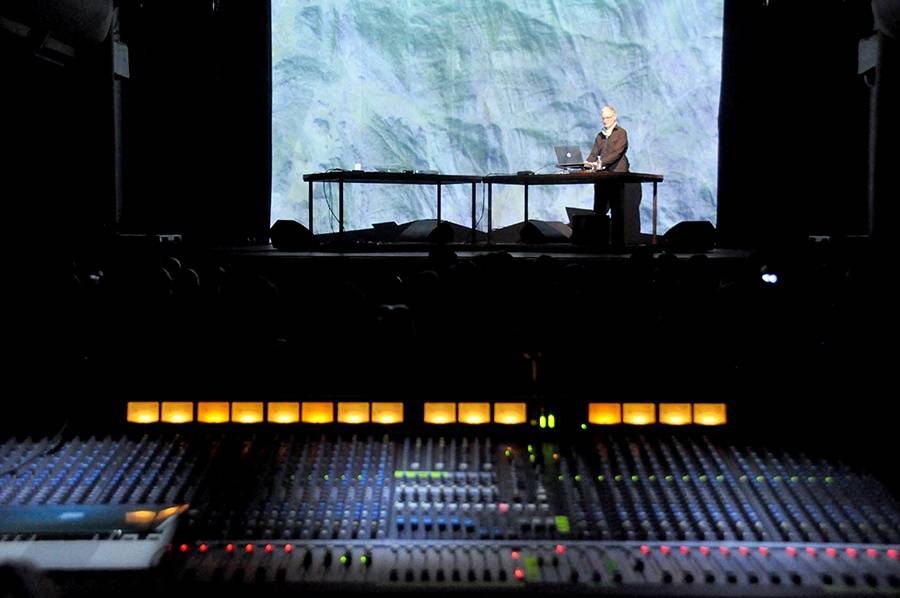 Scéna na jeviště, hlediště místo parketu - Arovane a Hior Chronik hráli v Praze